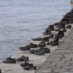 Consigne bagage Promenade des Chaussures sur le Danube