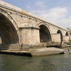 Luggage storage Stone Bridge
